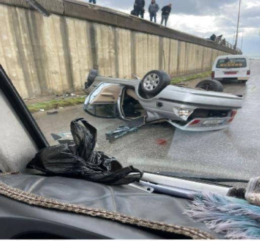 جرح شخصان اثر انقلاب سيارتهما من فوق جسر الاولي عند المدخل الشمالي لمدينة صيدا إلى الطريق الفرعية اسفل الجسر