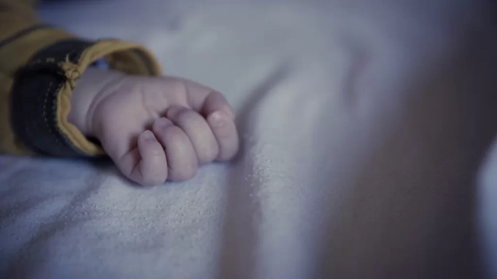 «ماما كبتني من الشباك».. صدمة يعيشها الطفل الذي رمته أمه مع شقيقه من النافذة في البقاع والأخيرة عند استجوابها: «لا أريد أن يعيشا في هذه الحياة»!