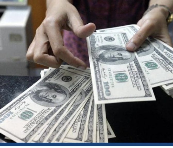 اليكم كيف تُدار لعبة الدولار في السوق السوداء