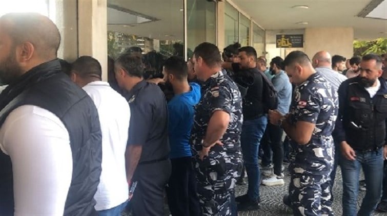 عدد كبير من المصرفيين لا يريدون إلا تجنب السجن والحفاظ على الثروات التي جنوها