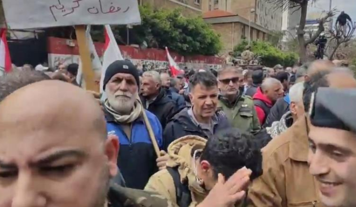 العسكريون المتقاعدون من رياض الصلح الى أمام مصرف لبنان احتجاجا على التعاميم وانهيار العملة الوطينة<br>تجمع الولاء للوطن : صرخة غضب مع رسالة تحذير إلى كل المسؤولين الممعنيين