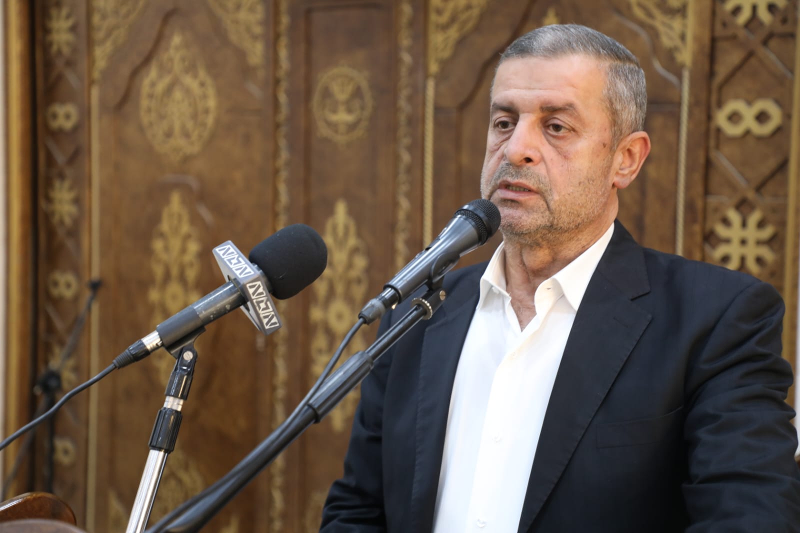 النائب قبيسي من الدوير ؛ مع الاسف نرى الكثير من ساسة بلدنا لا يبحثون سوى عن خلق المشكلات فلغة التفاهم لا يطقنونها بل لا يسعون إليها يجددون المشكلات كل يوم ليبقى الفراغ سائدا في البلد أكان فراغ في رئاسة الجمهورية او في اي موقع اخر