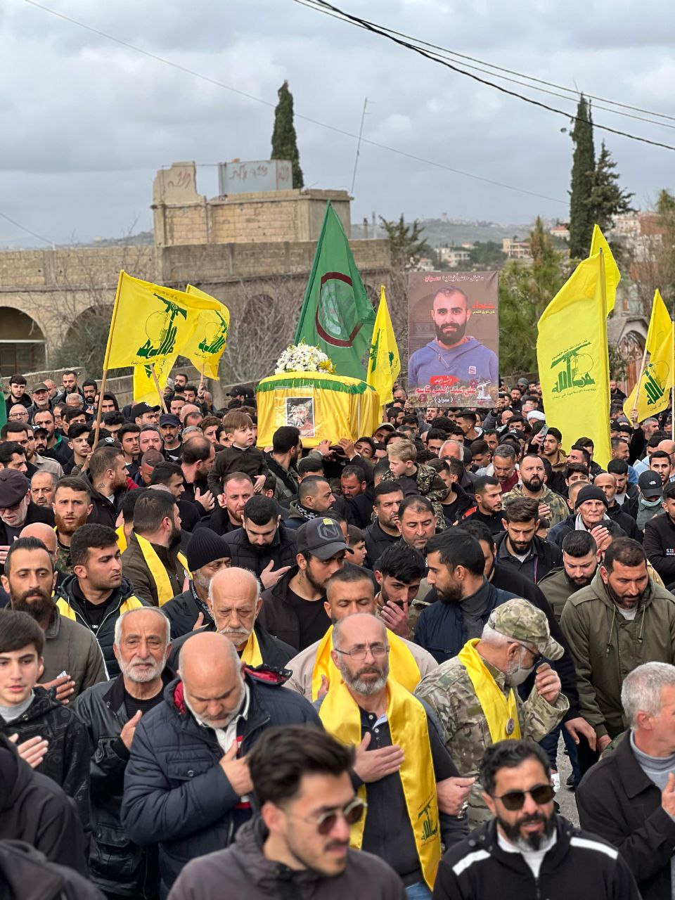 حزب الله شيّع الشهيد علي عبد النبي قاسم في محرونة بموكب مهيب.