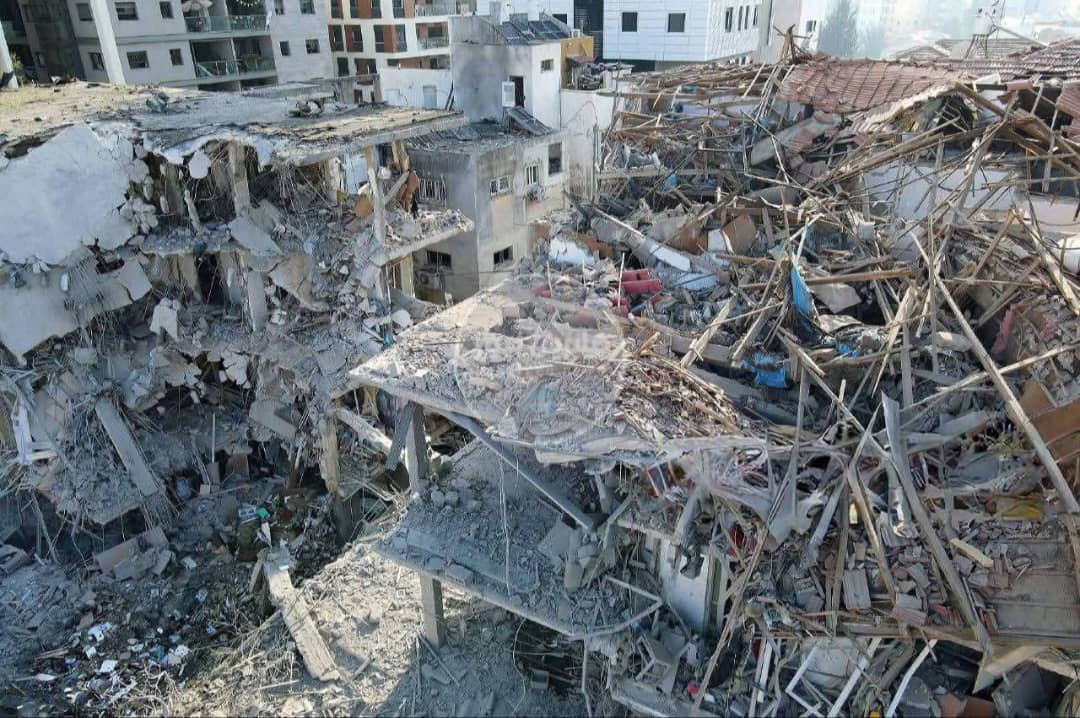 صور | بنايات حولتها الصواريخ الإيرانية إلى ركام
