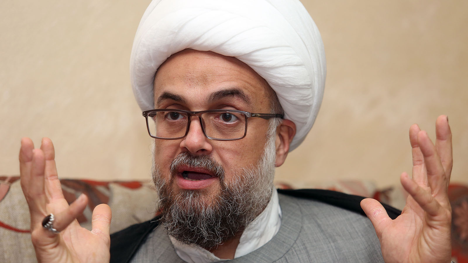 مختار الباشورة يعتدي على الشيخ ياسر عودي وهذا ما قاله محاميه!!