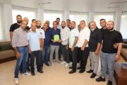 وفد من جمهور نادي الأنصار  في الضاحية هنا النائب نبيل بدر بإحراز نادي الأنصار الرياضي بطولة الدوري اللبناني لكرة القدم