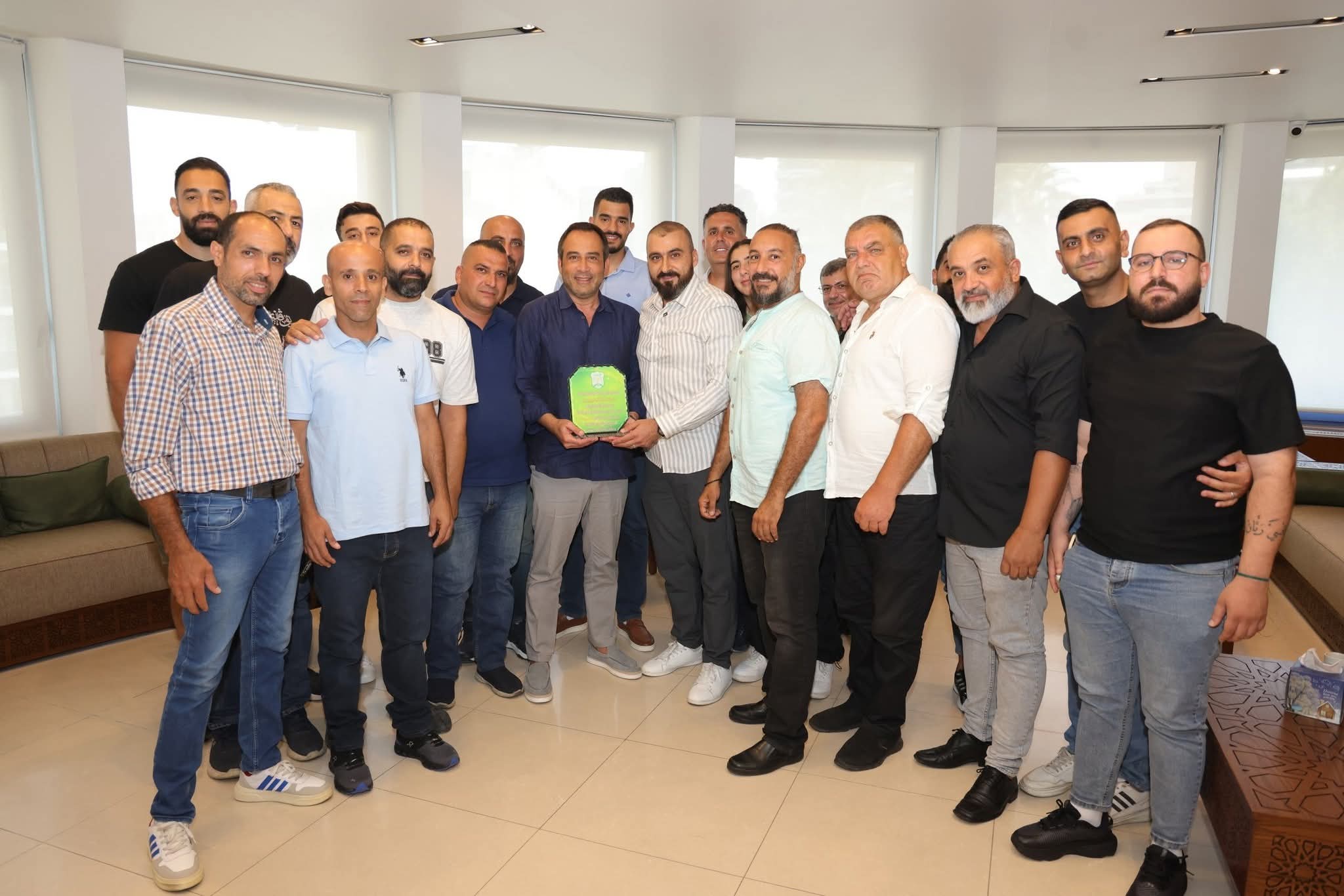 وفد من جمهور نادي الأنصار  في الضاحية هنا النائب نبيل بدر بإحراز نادي الأنصار الرياضي بطولة الدوري اللبناني لكرة القدم