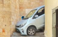 سيارة تعلق على درج بسبب Go.ogle Maps في عين المريسة..