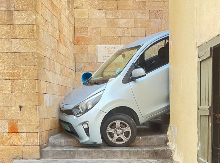 سيارة تعلق على درج بسبب Go.ogle Maps في عين المريسة..