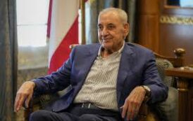 أزمة سياسية تلف لبنان.. وترقب موقف أو مبادرة من بري