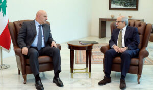 لبنان يطلب “هدنة” شهرًا.. وعون يتعهد بنزع سلاح “الحزب”